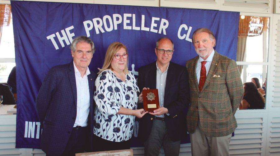 Albert Oñate, Propeller Club; Isabel Blanch, presidenta de Propeller Club; Antonio Dávila, vicepresidente del RCD Espanyol; y Narcís Amigó, ex jefe de Servicios Médicos de Port de Barcelona. Foto M.V.