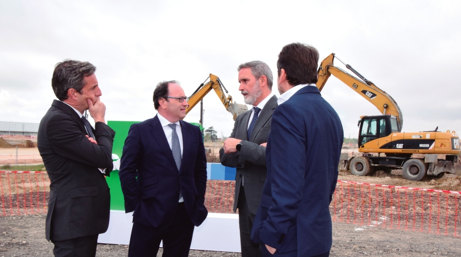 Ignacio García Cuenca, country manager de Goodman España; David Sastre, CEO de Seur; y José María García Gómez, viceconsejero de Vivienda, Transportes e Infraestructuras de la Comunidad de Madrid.