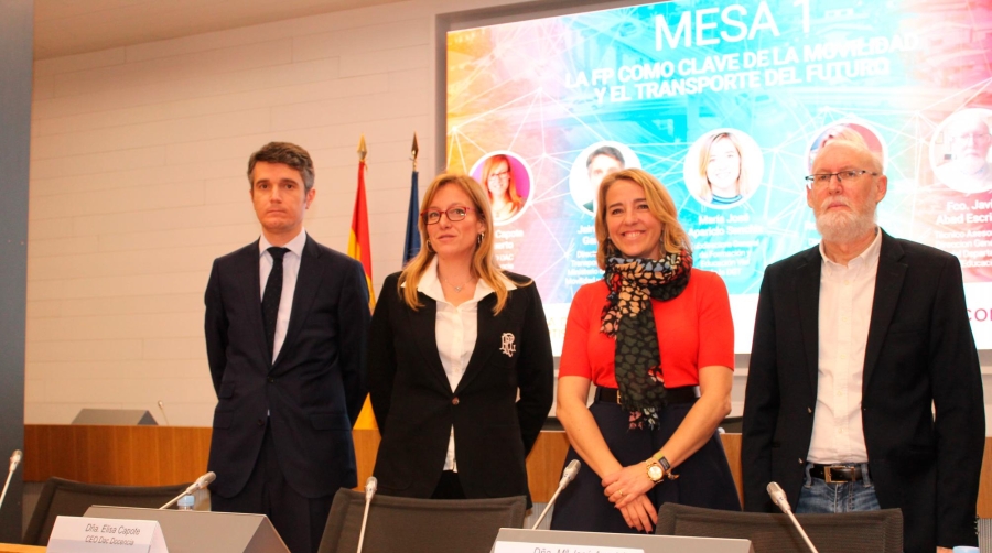 Desde la izquierda: Jaime Moreno, director general de Transporte Terrestre del MITMA; Elisa Capote, CEO de DAC Docencia; Mª José Aparicio, subdirectora general de Formación y Educación Vial de la DGT; y Francisco Javier Abad, técnico asesor de la Dirección General de FP del Departamento de Educación de Cataluña, esta mañana tras la celebración de la mesa de debate “La FP como clave de la movilidad y el transporte del futuro”. Foto B.C.