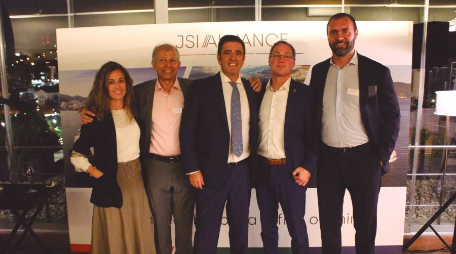 Desde la izquierda: Aida Abad, Post-Fixture and Operational Support de JSI Alliance Iberia; Umesh Prabhu, Operations Manage de JSI Alliance Iberiar; Josu Iturri, Managing Director de JSI Alliance Iberia; Jens Baumgarten, Managing Director Chartering de SAL Heavy-Lift; Federico Gaggino, Chartering Manager de JSI Alliance Iberia. Foto J.P.