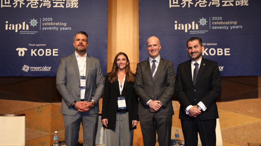 José Alberto Carbonell, presidente de Port de Barcelona; Santiago Garcia-Milà, subdirector general de Innovación y Estrategia de Negocio; e Ingrid Boqué, directora de Relaciones Institucionales, en una de las sesiones de la Conferencia.
