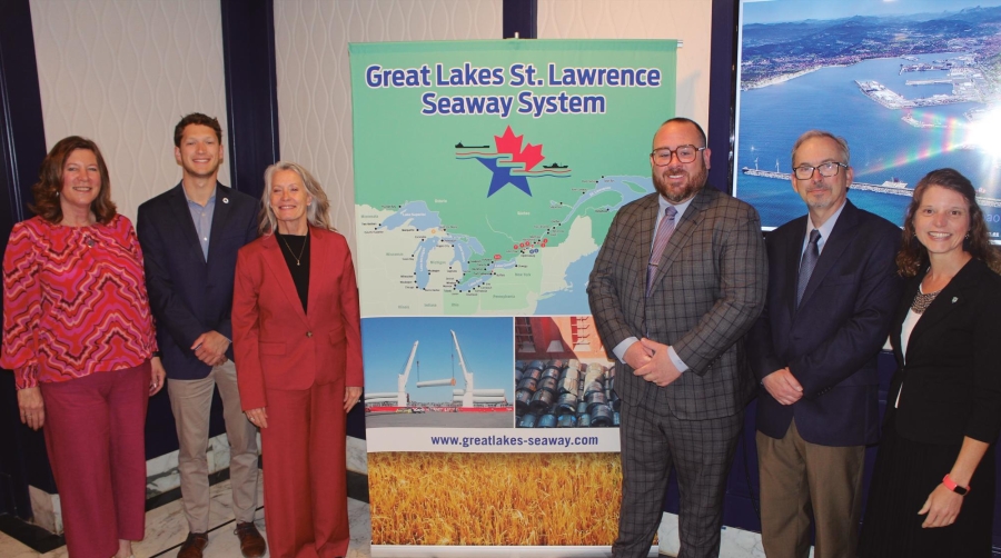 Desde la izquierda: Maria Cartier, Market Development Manager del Puerto de Milwaukee; Samuel Hankinson, Port Development Coordinator del Puerto de Monroe; Rebecca Yackley, Directora de Office of Trade &amp; Economic Development; Adam Tindall-Schlicht, Administrador de Great Lakes St. Lawrence Seaway Development Corporation; Peter Hirthe, representante regional de los Grandes Lagos; Danielle Pierson, International Trade Specialist. Foto J.P.