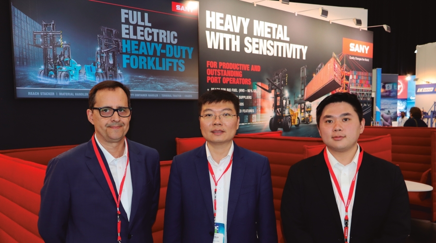 Desde la izquierda: Salvador Aguilera, Key Account Manager de Sany Iberia; Tony Tang, director general Marketing &amp; Sales de Sany Marine; Kevin Sun, International Sales &amp; Marketing manager Sany Group. Foto J.P.