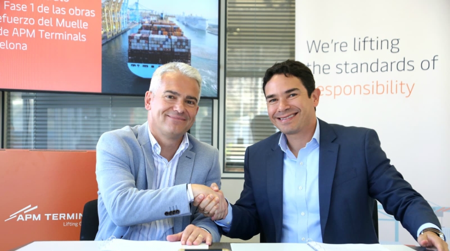 Roberto Sisternes, director Zona Este-Área 1 del área de Infraestructuras de FCC Construcción; y Julián Fernández, director general de APM Terminals Spanish Gateways.