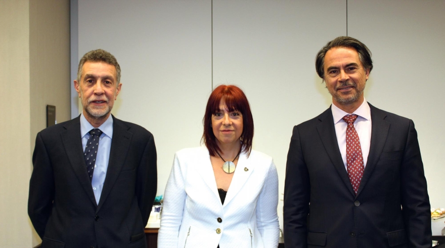 De izquierda a derecha, Jordi Suriñach, catedrático de Economía Aplicada de la Universitat de Barcelona y director del Laboratorio de Economía Aplicada AQR-Lab; Esther Vayá, profesora titular de Economía Aplicada de la Facultad de Economía y Empresa de la Universitat de Barcelona e Investigadora de AQR-Lab; y Alfredo Serrano, director general de CLIA en España. Foto J.P.