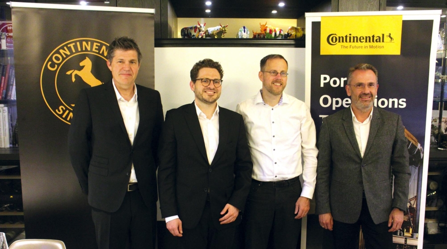 Desde la izquierda: Julian Alexander, Product Line Manager Port Operation Tyres de Continental Commercial Specialty Tires; Michael Christian Lorenz, Head of Business Development Digital Solutions; Christian Meiners, Head of Product Developtment of Tyres; Federico Jiménez, responsable de Fleet Business de Commercial Specialty Tires de Continental en la región EMEA (Europa, Oriente Medio y África). Foto J.P.