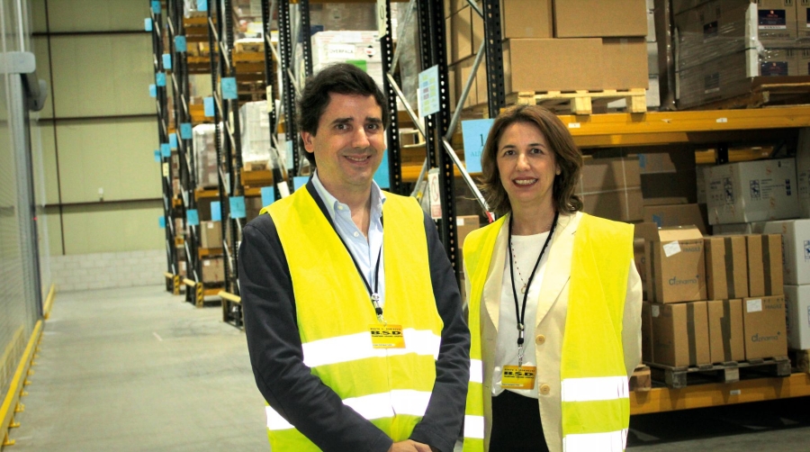 Gonzalo Domínguez, director de BSD PharmaLog; y Regina Domínguez, directora de BSD Logistic, en las nuevas instalaciones de la compañía para productos pharma. Foto B.C.