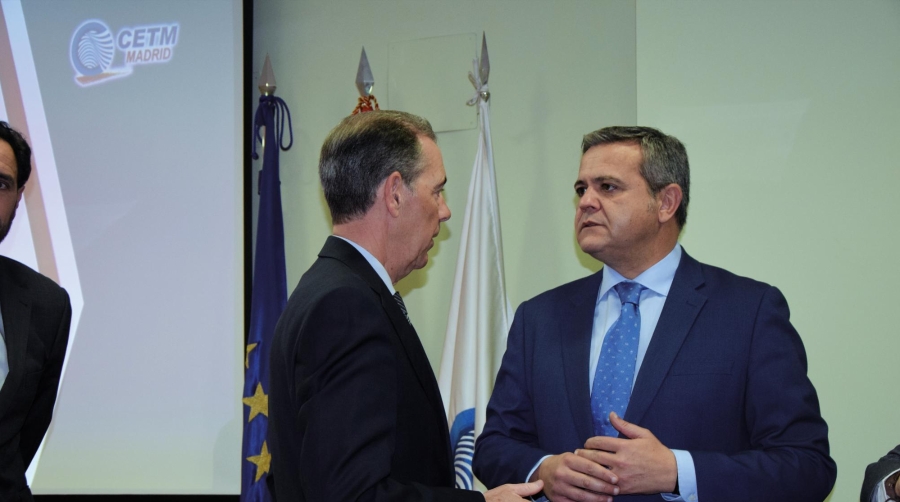 El presidente de CETM-Madrid, Cristóbal San Juan, y el consejero de Vivienda, Transportes e Infraestructuras, Jorge Rodrigo, al inicio de la Asamblea. Foto M.C.
