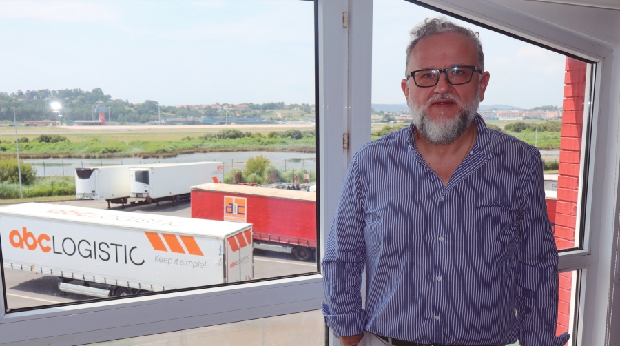Jacinto Jiménez, director general de ABC Logistic, en la sede del operador en el Polígono de Raos, en Santander. Foto J.P..