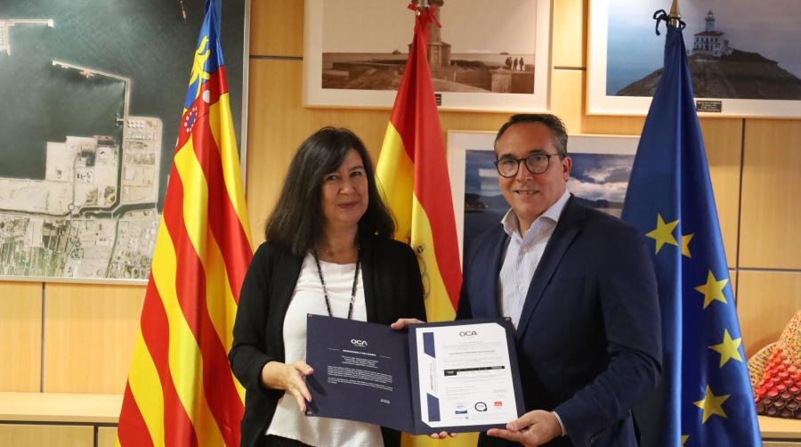 Ana Sánchez, directora de explotación de la empresa OCA Global; y Rubén Ibáñez, presidente de la Autoridad Portuaria de Castellón.