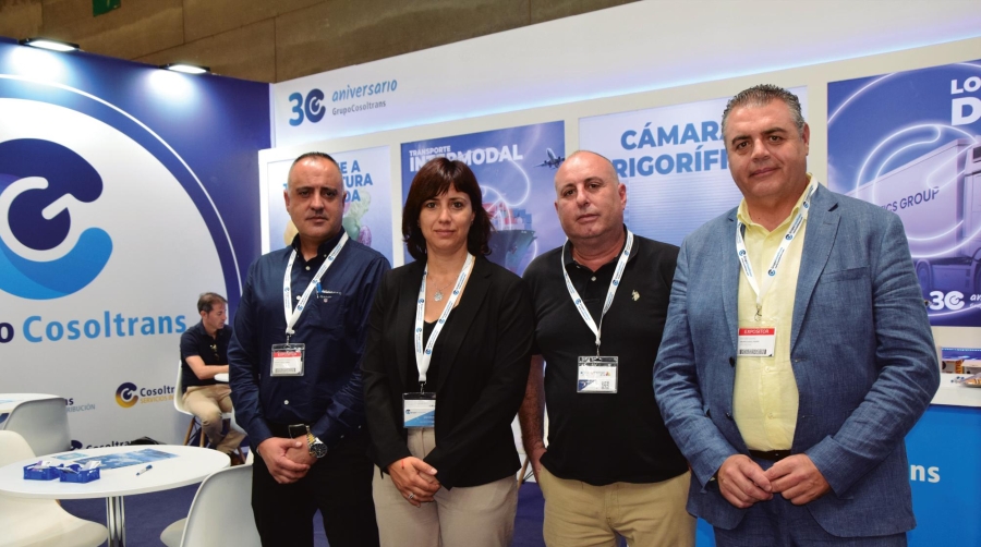 Iván Ramón, responsable de Flota; Asun Juan, departamento de Importación; José Egío, gerente; y Antonio Ibarra, departamento de Calidad. Foto B.C.