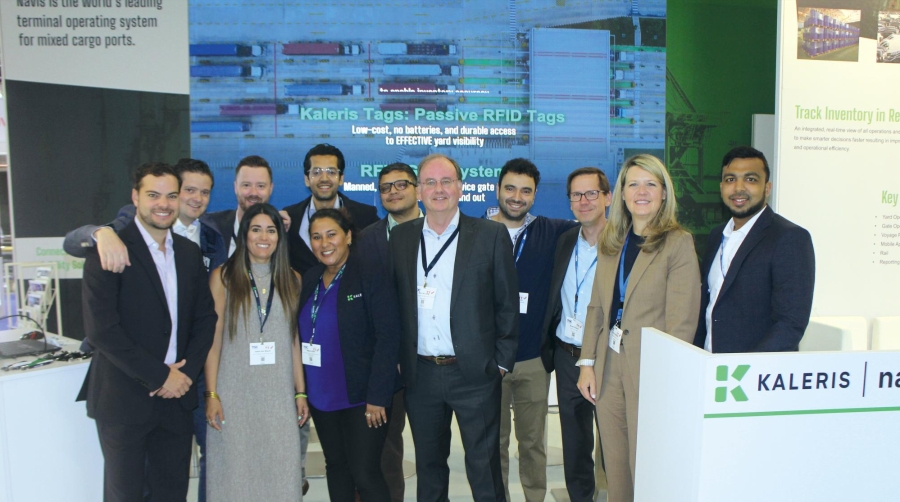 Nicolás Marticorena (primero izq.) e Isabel San Miguel (tercera izq.) de la oficina de Kaleris-Navis en Valencia. Foto J.P.
