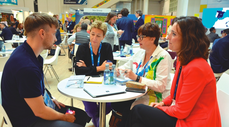 Carla Salvadó, Mar Pérez y Gemma Gracia durante un encuentro de trabajo en Seatrade Europe. Foto J.C.P.