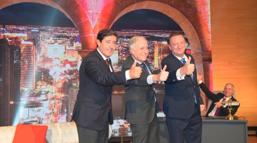 Eduardo Corella, presidente de Alia, el consejero de Fomento, Vivienda, Movilidad y Logística, Octavio López, y el gerente de Alia, Ángel Gil. Foto M.C.