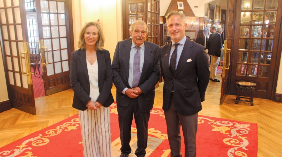 Desde la izquierda: Izaskun Goñi, presidenta de la Autoridad Portuaria de Pasaia; José Luis Grijalvo, presidente del Propeller Club del País Vasco-Port of Bilbao; Iván Jiménez, presidente de la Autoridad Portuaria de Bilbao. Foto J.P.