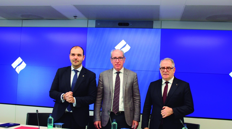 Desde la izquierda: Albert Dalmau, consejero de la Presidencia de la Generalitat de Catalunya; José Alberto Carbonell, presidente de Port de Barcelona y Jordi Valls, cuarto teniente de Alcaldía del Ayuntamiento de Barcelona, en la inauguración de la Asamblea General de One Water. Foto C.C.