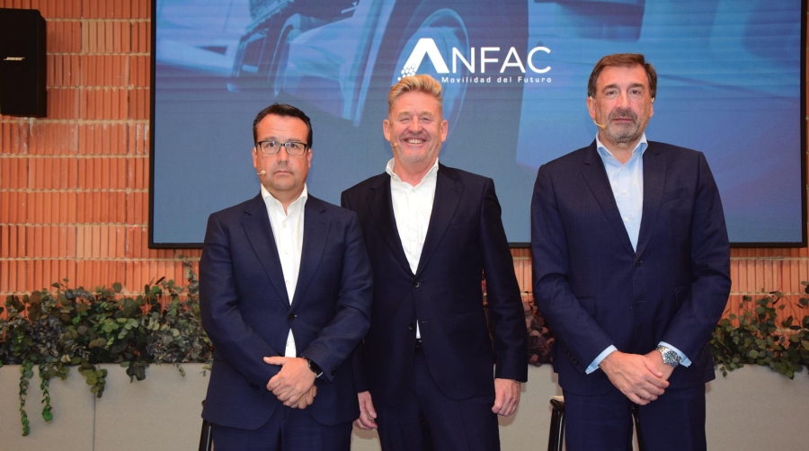 Desde la izquierda, Ángel Rodríguez-Lagunilla, presidente de Iveco España y Chief Manufacturing Officer IVG; Wayne Griffiths, presidente de ANFAC; y José López-Tafall, director general de la Asociación, ayer durante la presentación de su Hoja de Ruta del Vehículo Industrial y Autobús 2024-2026. Foto B.C.