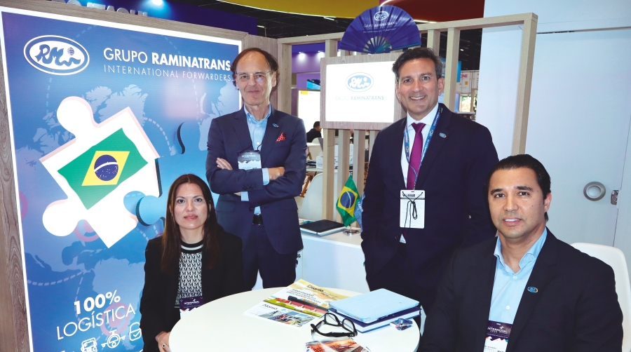 De izquierda a derecha: Mónica Milla, Export Ocean Pricing &amp; Procurement Manager; Santiago Fernández, director corporativo de Expansión y Desarrollo internacional; Ovidio López, director de Raminatrans USA; Arbi Louchaiech, director Raminatrans Oriente Medio y Norte de África. Foto J.P.