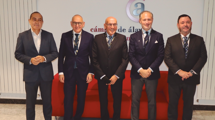 Miguel Ángel Páez, viceconsejero de Infraestructuras y Movilidad Sostenible del Gobierno Vasco; Ramiro González, diputado general de Álava; Gregorio Rojo, presidente de la Cámara de Álava; Iván Jiménez, presidente de la Autoridad Portuaria de Bilbao; y Juan Antonio Sánchez, presidente de SEA. Foto J.P.