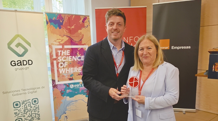 Ruth Pablo, jefa de Transformación Digital de Port de Barcelona, con el premio.