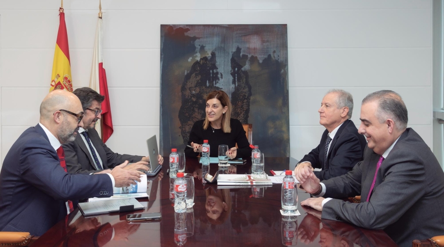 De izquierda a derecha, el presidente de Adif, Pedro Marco de la Peña; el presidente de Puertos del Estado, Álvaro Rodríguez Dapena; la presidenta de Cantabria, María José Sáenz de Buruaga; el consejero de Industria, Eduardo Arasti, y el consejero de Fomento, Roberto Media, durante la reunión que mantuvieron en la sede del Ejecutivo en Santander.