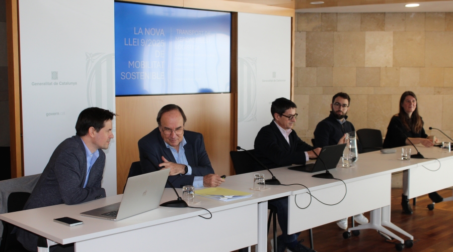 Oriol Martori, Managing Director de Velion Innova; Josep Mª Fortuny, abogado; Daniel Fernández, subdirector general de Ordenación del Transporte y desarrollo sectorial; Pol Carreras, responsable de energía y sostenibilidad en Tandem HSE; y Marta Losada, gerente de Catalonia Logistics. Foto M.V.