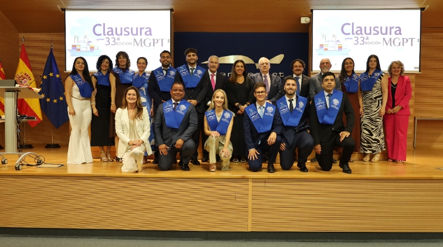 Representantes institucionales y de la Fundación Valenciaport junto a los alumnos que han cursado la 33ª edición del Máster en Gestión Portuaria y Transporte Intermodal. Foto R. T.
