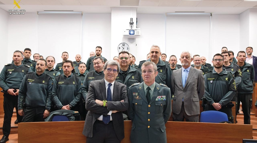Aurelio Martínez, presidente de la APV, y Arturo Prieto Bozec, general de la Guardia Civil, inauguran la jornada del primer curso formativo.