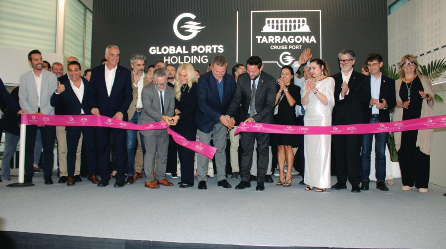 El presidente de Port Tarragona, Saül Garreta; el CEO de Global Ports Holding, Mehmet Kutman; y el alcalde de Tarragona, Rubén Viñuales, fueron los encargados del tradicional corte de cinta inaugural de la nueva terminal de cruceros de Tarragona. Foto M.V.