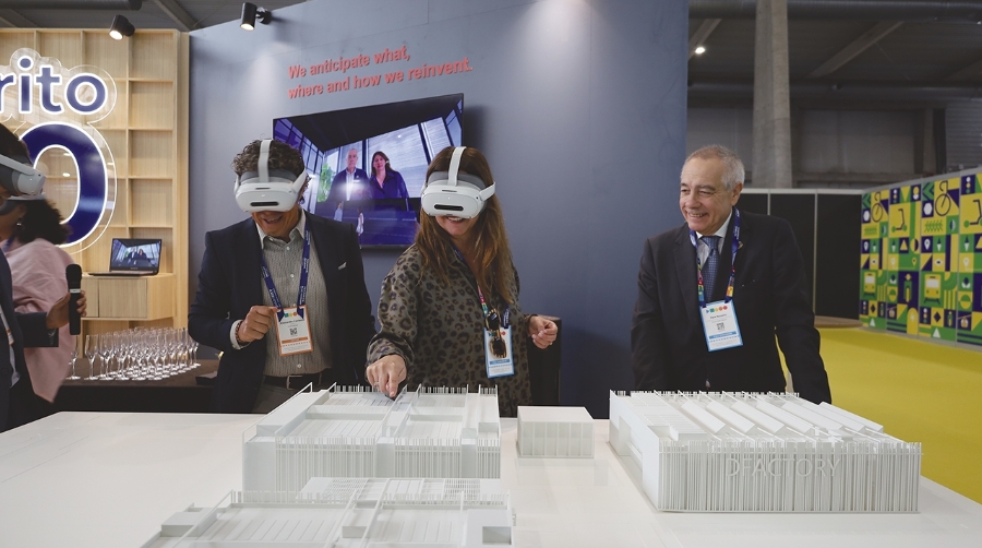 Blanca Sorigué, directora general del CZFB, provando las gafas de realidad virtual para ver el futuro espacio del Distrito 4.0. Foto: J. M.