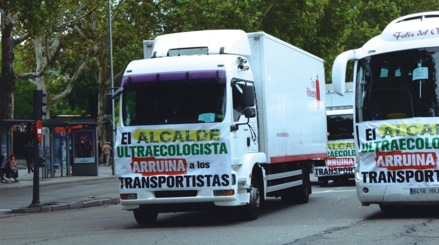 Momentos de la marcha lenta de los transportistas madrileños, que ha discurrido en la glorieta de Atocha, discurriendo por los principales paseos y avenidas del centro de la ciudad, para concluir en la Plaza de Cibeles. Fotos B.C.