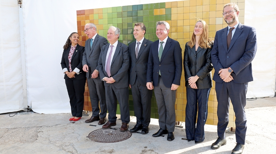 Lia Miller, cónsul general de EEUU en Barcelona; José Alberto Carbonell, presidente de Port de Barcelona; Jordi Hereu, Ministro de Industria y Turismo; Andrés Martín, director general de Elian Barcelona; José Antonio Santano, secretario de Estado de Transporte y Movilidad Sostenible; Albert Dalmau, conseller de Presidència de la Generalitat de Catalunya; Nadia Quevedo, Comisionada de Promoción económica, comercio y restauración del Ayuntamiento de Barcelona. Foto: J. M.
