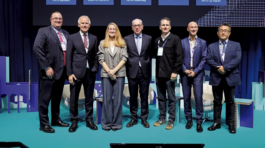 Christopher Chase (Puerto de Los Angeles), Jens Mayers (Hamburg Port Authority), Nadia Quevedo (Aj. Barcelona), José Alberto Carbonell (Port de Barcelona), Stewart Sarkozy-Banoczy (World Ocean Council), Patrick Benrick (Port of Gothenburg) y Ja-Rim Koo (Busan Port Authority). Foto: J. M.