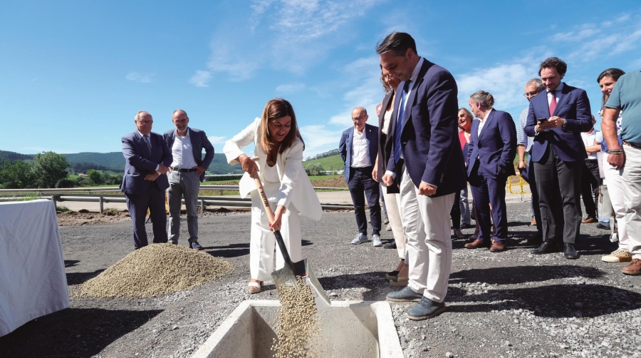 La presidenta de Cantabria, María José Sáenz de Buruaga, durante el acto de colocación de la primera piedra de La Pasiega, el pasado 5 de septiembre.