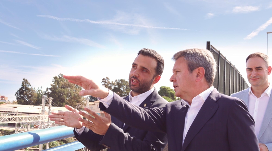 Darío Moreno, alcalde de Sagunto; y José Antonio Santano, secretario de Estado de Transportes y Movilidad Sostenible; en un momento de la visita realizada a la estación de la localidad valenciana el pasado viernes. En segundo plano, Javier Raro, concejal de Contratación e inversiones, Mantenimiento, Aguas, Movilidad Urbana, Actividades y Urbanismo. Foto R. T.