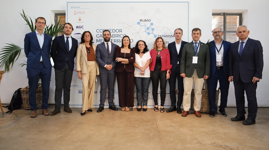 Eduardo Moraga, managing director de Lannutti España; Pedro Catalán, director gerente de CSP Logitren; Teresa García-Ibarra, jefa de Tráfico Ro-Ro y SSS del Departamento Comercial de la Autoridad Portuaria de Valencia; Darío Moreno, alcalde de Sagunto; Cristina Plumed, presidenta de ASECAM; Teresa Ventura, directora de Espais Econòmics Empresarials (EEE); Yolanza Atienzar, presidenta de la Comisión de Logística de la CEV; Javier Rivera, CFO de PowerCo Battery Spain; Salvador Galve, presidente de Alianza de Corredores.eu; Pedro Sas, director general de Aragón Plataforma Logística; y Josep Vicent Boira, comisionado del Gobierno del Corredor Mediterráneo. Foto R. T.