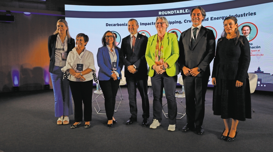 De izquierda a derecha: Rosana Velasco (WISTA Spain), Ruth Breitenfeld, Alice Acuña (Moeve), Arsenio Domínguez (OMI), Karin Orsel (MF Shipping), Alfredo Serrano (CLIA España) y Elpa Petraki (WISTA International). Foto: J. M.