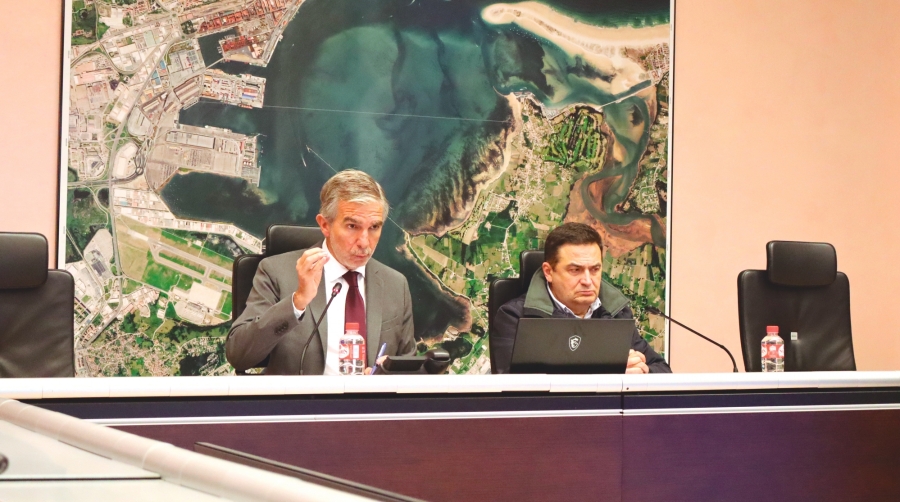 César Díaz, presidente de la Autoridad Portuaria de Santander, y Santiago Díaz Fraile, director de la APS. Foto J.P.