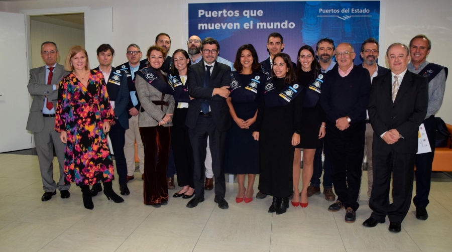 Foto de familia de los egresados de la 12ª edición del máster, con el presidente de Puertos del Estado, Álvaro Rodríguez Dapena; el expresidente, Fernando González Laxe; Nicoletta González Cancela, directora Académica por la Universidad Politécnica de Madrid; y José Manuel Montes Peón, director Académico por la Universidad de Oviedo. Foto B.C.