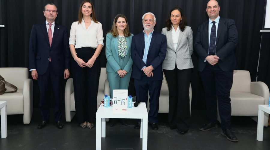 De izquierda a derecha, Alejandro Arola, presidente de la Fundación Aduanera; Nerea Rodríguez, subdirectora general de Aduanas; Pilar Jurado, directora del Departamento de Aduanas; José María Narváez, autor del libro; Eva Pedruelo, directora de la Oficina Nacional de Gestión de Aduanas; y Miguel Jiménez, director de Diario del Puerto. Foto Juan José Martínez.