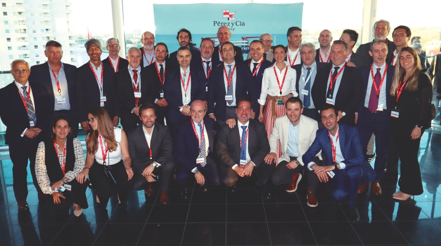 La amplia familia del Grupo Pérez y Cía. ejerció de anfitrión en un evento que en su tercera convocatoria se ha convertido en un clásico de Breakbulk Europe. Foto J.P.