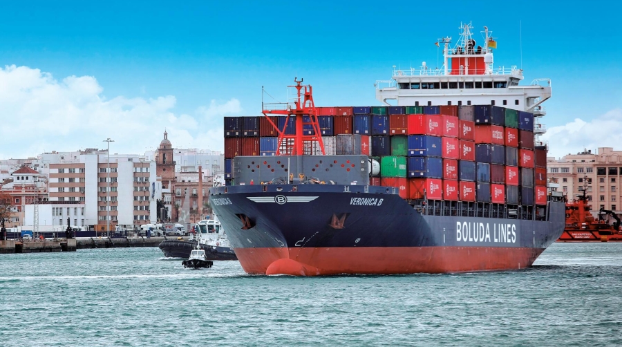 El buque “Verónica B” de Boluda Lines a su salida del Puerto de Cádiz.