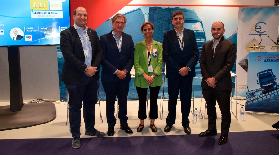 De izquierda a derecha: Miguel Jiménez, director de Diario del Puerto; Jesús Cuellar, presidente de Foro MADCargo; Nuria Lacaci, secretaria general de ACE; Tomás Vázquez, jefe de la División de Desarrollo de Carga Aérea de AENA; y Jaume Adrover, responsable de la Comisión de Carga Aérea de BCL. Foto M.C.