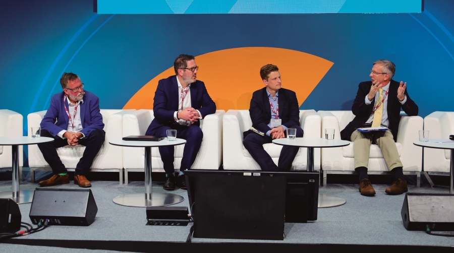 Stefan Verbeckmoes (Alphaliner), Simon Heaney (Drewry), Christian Roeloffs (Container xChange) y John Manners-Bell (TI Insight) durante la mesa redonda “Perspectivas del mercado naviero: agilidad, responsabilidad y fiabilidad”. Foto: J. M.