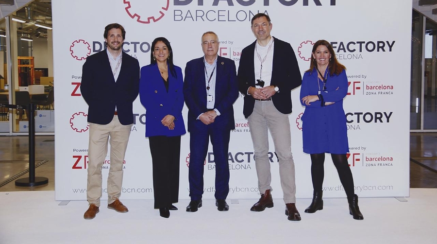 Andreas Krinninger, presidente de KION ITS EMEA del Grupo Kion, Paulina Juárez, Vicepresidenta Sénior en España y Portugal de la compañía, Pere Navarro, delegado especial del Estado en el CZFB, Víctor García, director del Digital Hub de KION ITS EMEA, y Blanca Sorigué, directora general del CZFB.