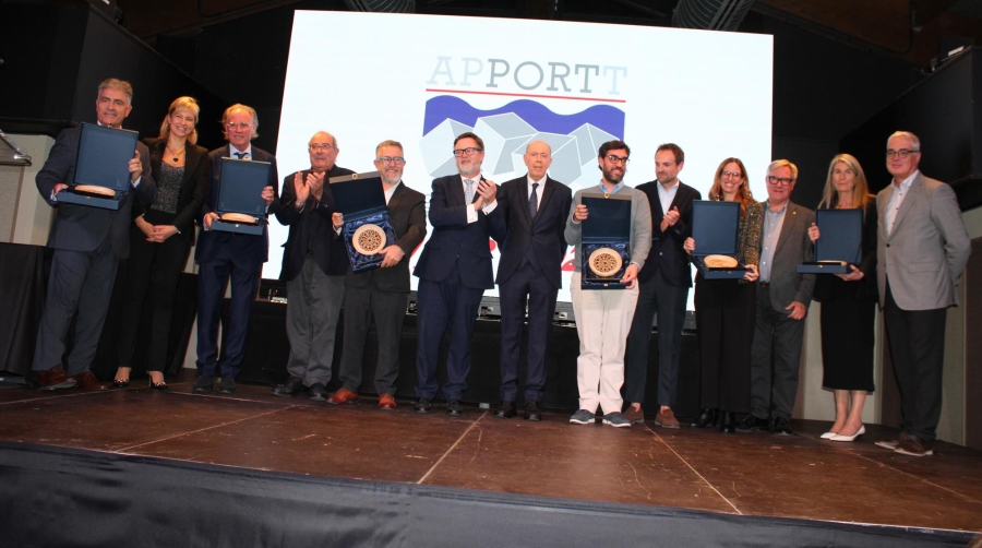 En el centro de la imagen, desde la izquierda, Manel Nadal, secretario de Mobilitat i Infraestructures de la Generalitat de Catalunya; Saül Garreta, expresidente de Port Tarragona y galardonado en los Premios APPORTT; Santiago Castellà, presidente de Port Tarragona y Joan Oriol, presidente de APPORTT, junto con el resto de galardonados en la entrega de los Premios APPORTT 2024. Foto C.C.