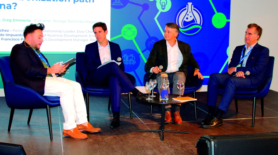 Greg Emmenis, moderador; Fran Sánchez, de Dow Chemical; Fernando Impuesto, de Enagas; y Francisco Pángaro, de Repsol. Foto M.V.