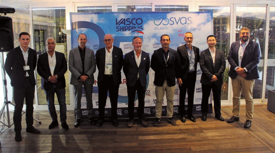 Representantes de Vasco Shipping Services, Grupo VASCO, COSCO Shipping Lines Spain, Autoridad Portuaria de Bilbao, UniportBilbao y Diputación Foral de Bizkaia, durante el acto celebrado la tarde-noche del viernes en Bilbao. Foto J.P.