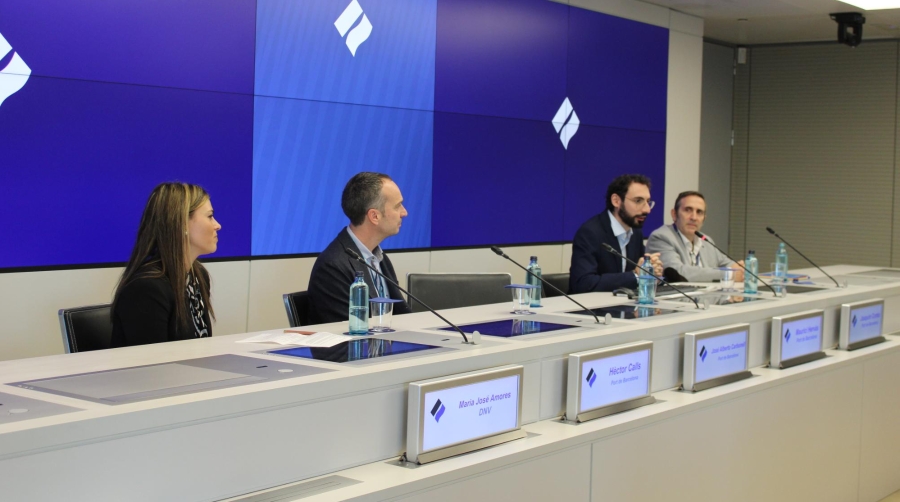 Desde la izquierda: María José Amores, ESG Senior Consultant de DNV; Hèctor Calls, director de Sostenibilitat Ambiental i Transició Energètica del Port de Barcelona; Maurici Hervàs, investigador en Transició Energètica y Joaquim Cortés, responsable de Medi Atmosfèric del Port de Barcelona. Foto C.C.