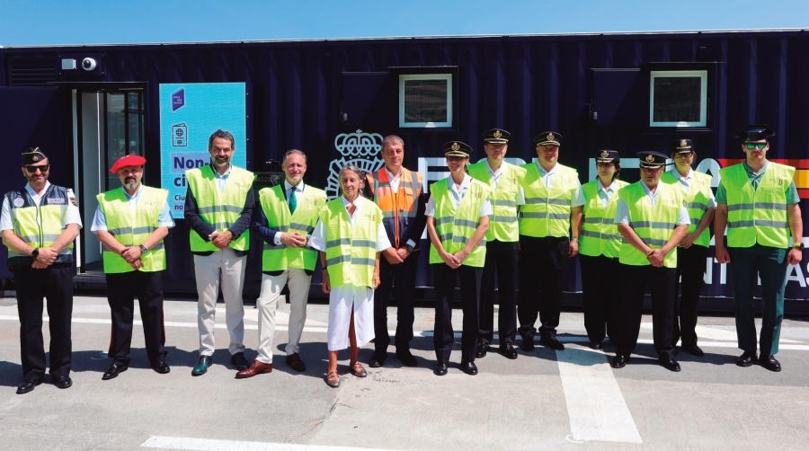 El presidente de la Autoridad Portuaria de Bilbao, Iván Jiménez (cuarto izq.); el director de Brittany Ferries en España, Roberto Castilla (sexto izq.); la delegada del Gobierno en Euskadi, Marisol Garmendia (quinta izq.) y el subdelegado del Gobierno en Bizkaia, Carlos García Buendía (tercero izq.), con mando de Policía Nacional, Guardia Civil y Ertzaintza. Foto J.P.